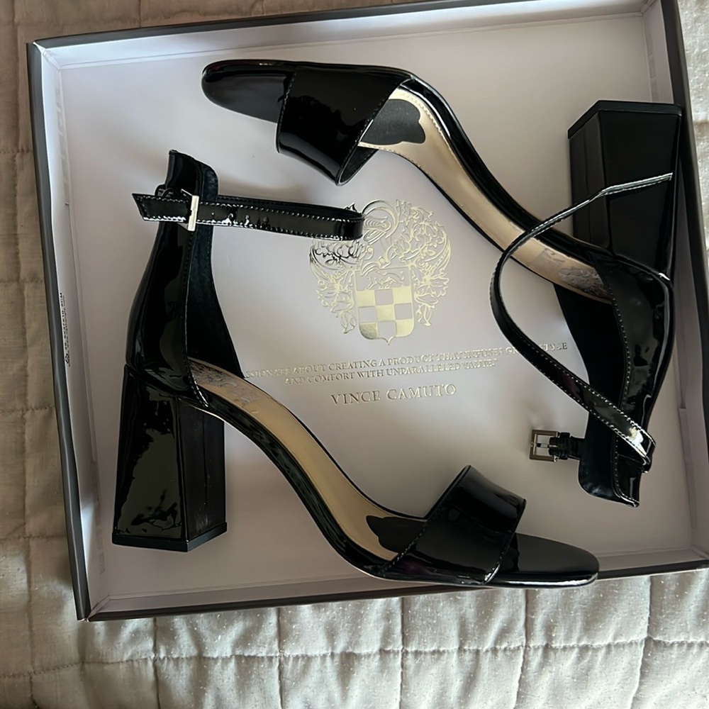 VINCE CAMUTO block heels. Size 7